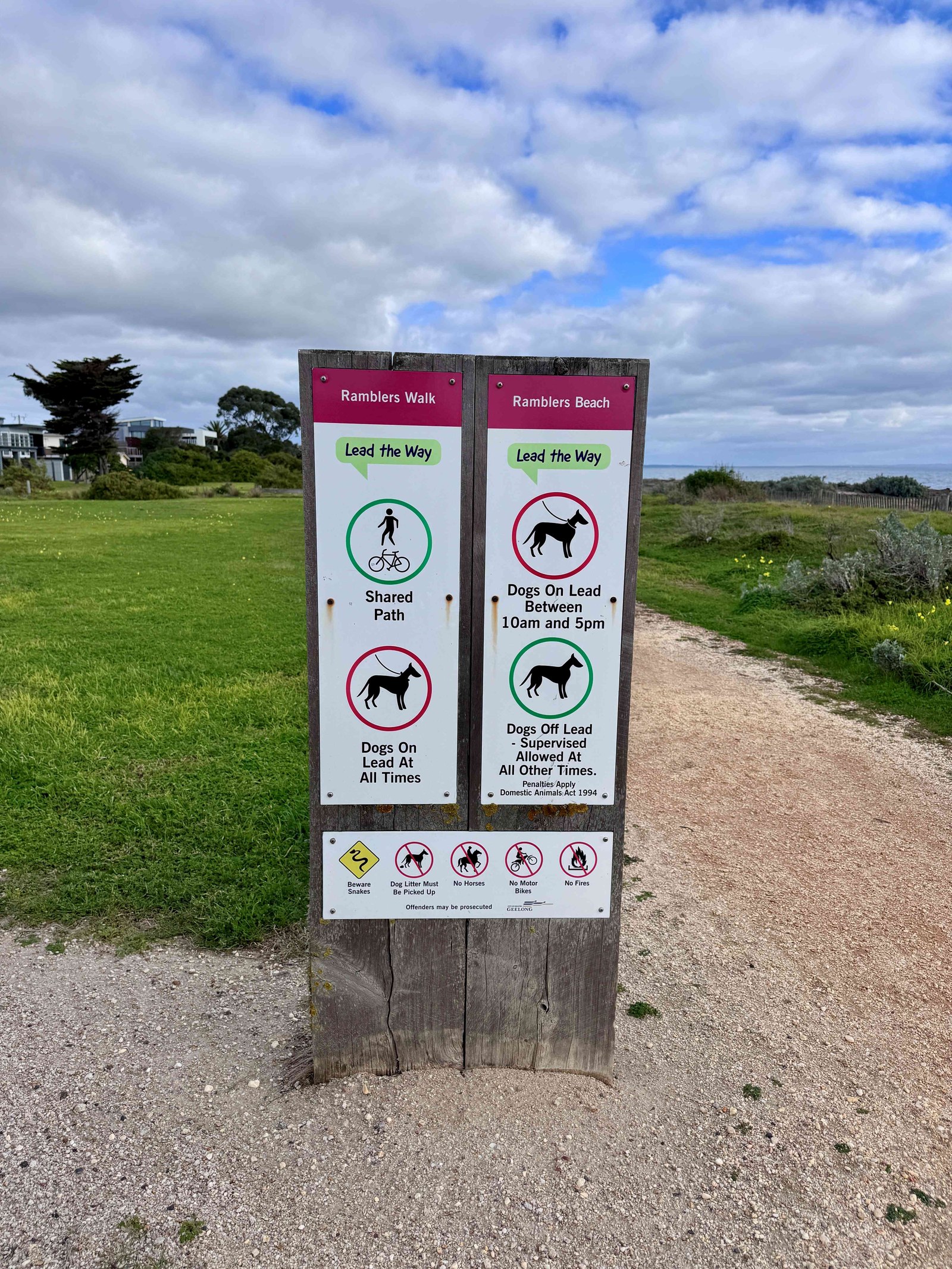 Council signage showing on-lead and off-lead hours at Ramblers Beach and Ramblers Walk